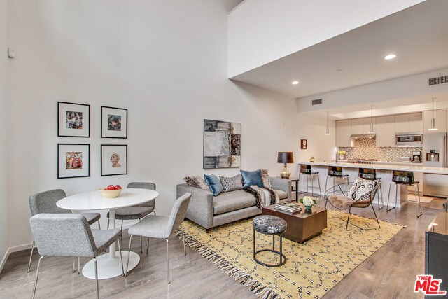 Foto del edificio - 1342 N Hayworth Ave