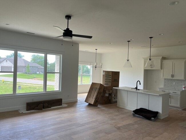 Foto del edificio - Beautiful BRAND-NEW 4 bedroom, 2 bath home on a cul-de-sac in the exclusive Lion's Gate neighborh...