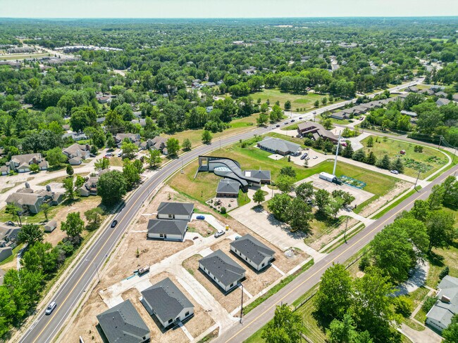 Foto del edificio - 212 Green Meadows Cir