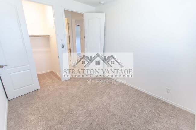 Building Photo - 14231 W El Cortez Pl