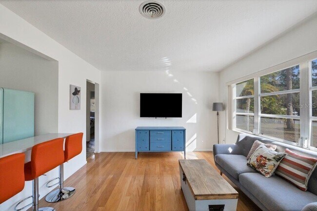 Building Photo - 2575 Hillview St