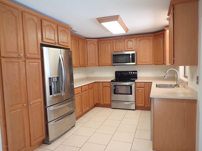Foto del edificio - 525 Hidden Creek Dr
