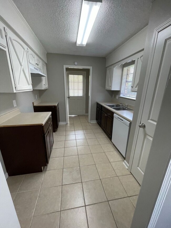 Building Photo - 2BR 1 Bath in Central.