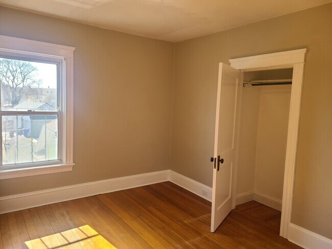 Building Photo - 264 MENDON