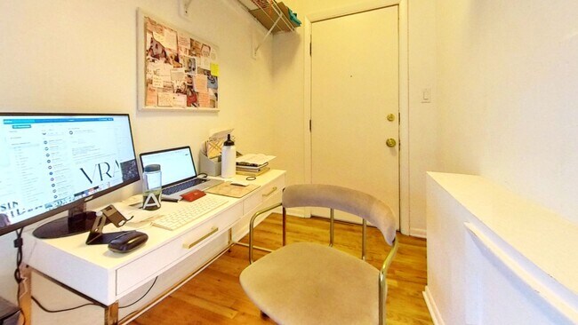 Foto del edificio - Second Floor East Lakeview One Bedroom Includes Heat