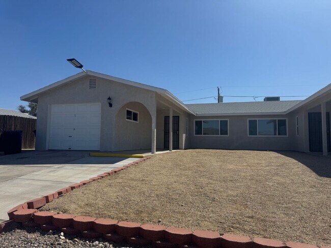 Foto del edificio - Charming 2-Bedroom Duplex with Fenced Backyard, Steps from the Colorado River