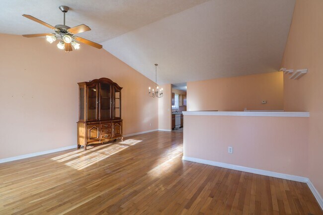Building Photo - 4 BED / 2 BATH HOUSE IN EAST URBANA WITH F...