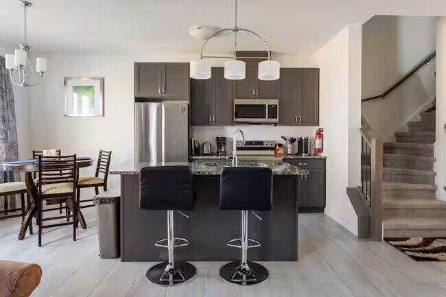 Photo du bâtiment - North West Hyde Park 3 Bdrm Townhome!   AVAIL NOW * Garage