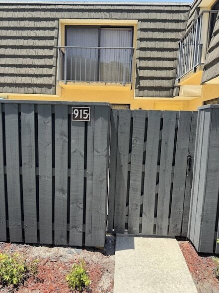 Building Photo - 915 9th Way