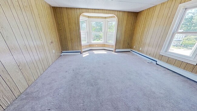 Building Photo - 2nd floor Apartment