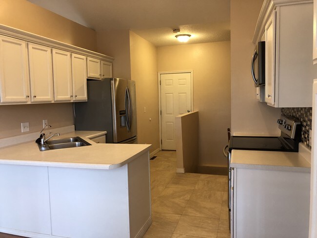 Foto del edificio - 745 Forest Green Dr