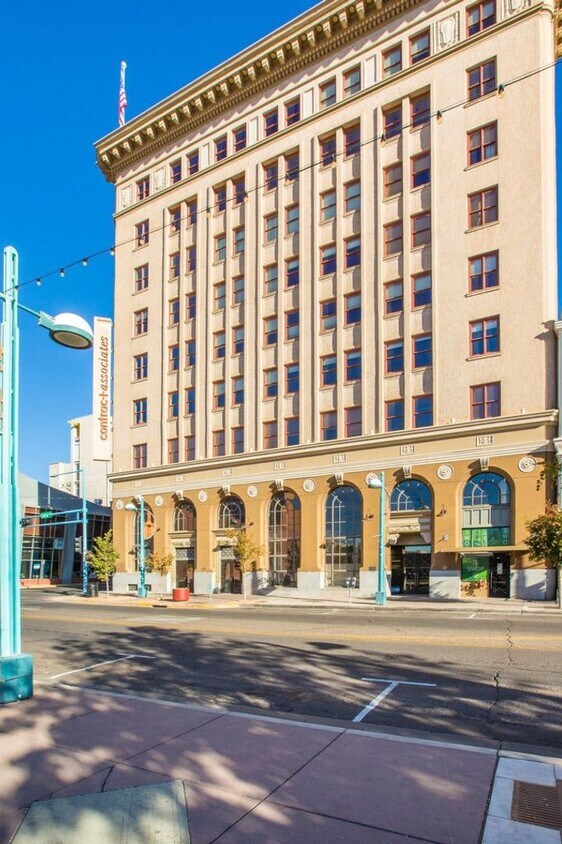 Foto principal - Eccentric 2 Bedroom 2.5 Bathroom Condo In ...