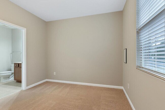 Foto del edificio - End Unit Townhome Available in Apex!