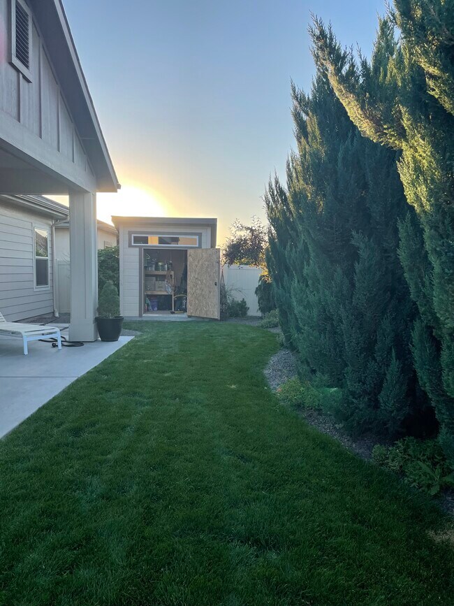 Building Photo - 1030 E Andes Dr