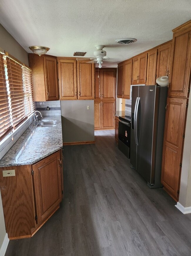 Building Photo - Newly remodeled 2/1/1 with fenced yard!