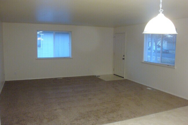 Foto del edificio - 2 Bed Duplex with Fenced Yard, Covered Patio & Water Included