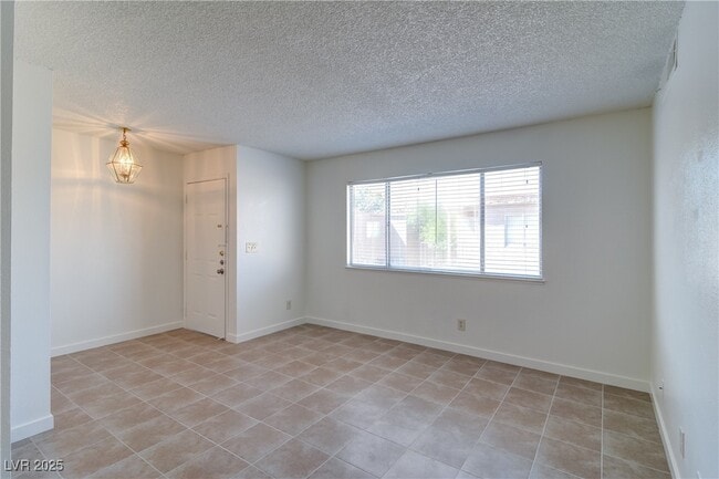 Building Photo - 566 Roxella Ln
