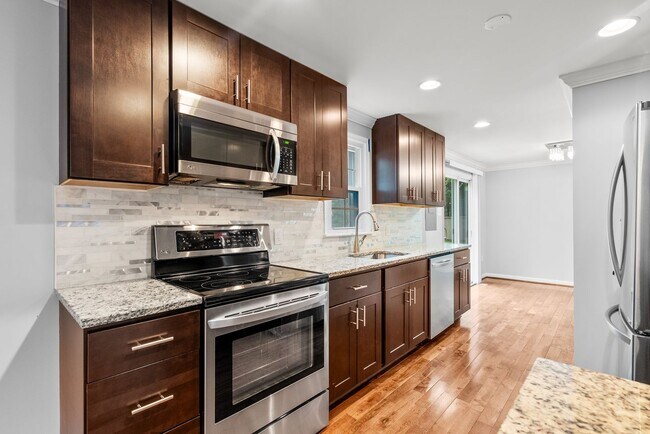 Building Photo - 4 Bedroom, 2.5 Bath Single Family Home in ...