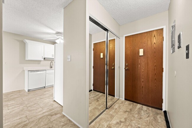 Foto del edificio - 7040 E Girard Ave