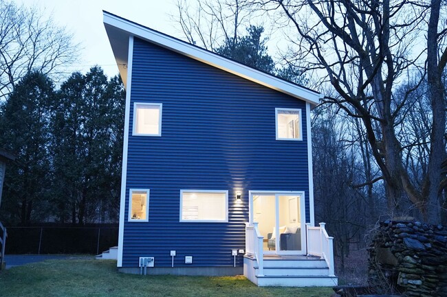 Building Photo - Modern, new construction in Williamstown!