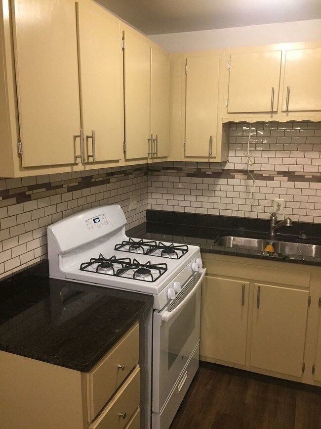 Building Photo - 1754 Grange Avenue - 2 Bedroom Lower