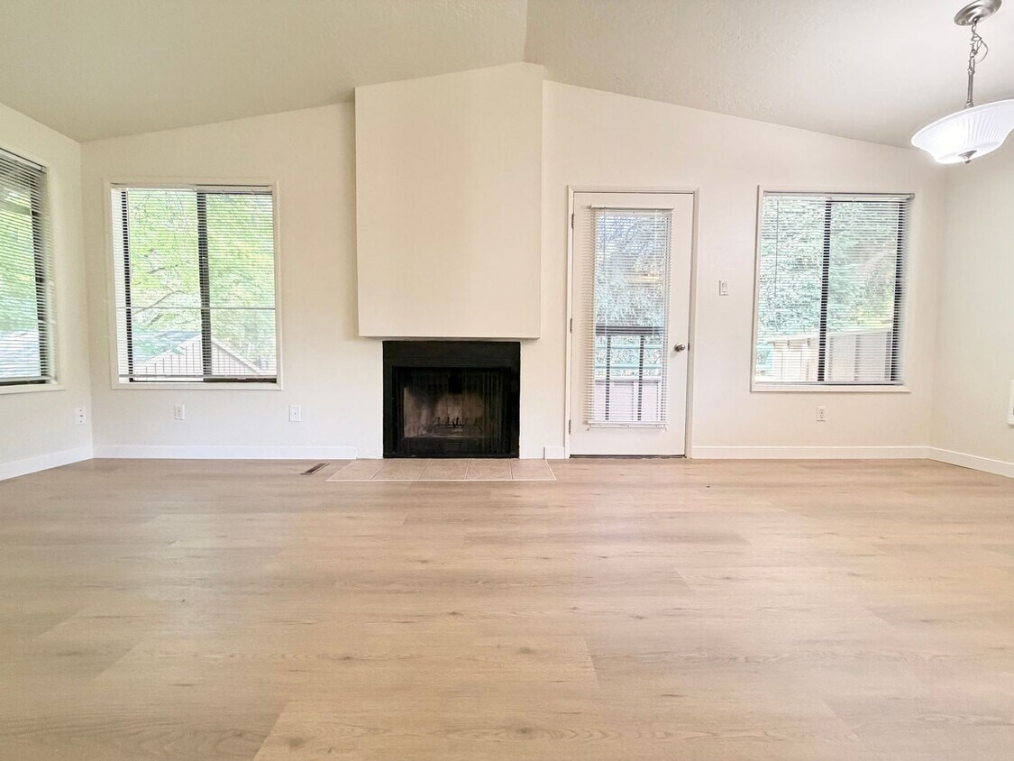 Lake Oswego 2 Bedroom Condo with $500 Move-In Incentive – Utilities Included! - Lake Oswego Refreshed 2nd Story 2 bed/1 bath Condo- W/S/G Included