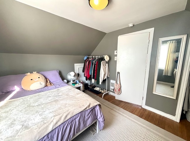 Building Photo - 6-bedrooms 2-full-bathrooms