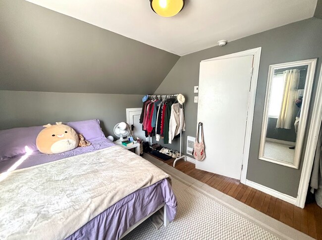 Photo du bâtiment - 6-bedrooms 2-full-bathrooms