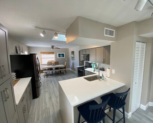 Building Photo - 14061 Marguerite Dr