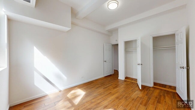 Foto del edificio - 330 W 72nd St