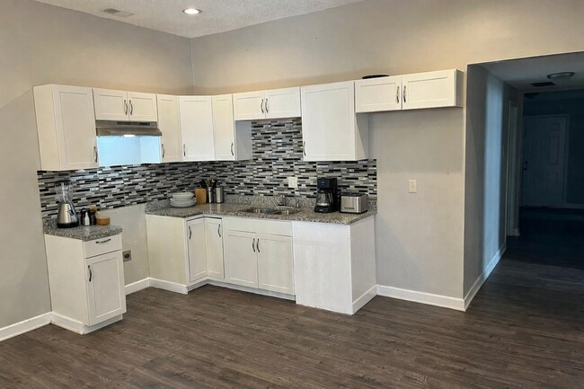 Building Photo - 3166 Pershing Ave