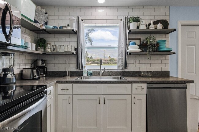 Foto del edificio - 206 Cape Coral Pkwy W