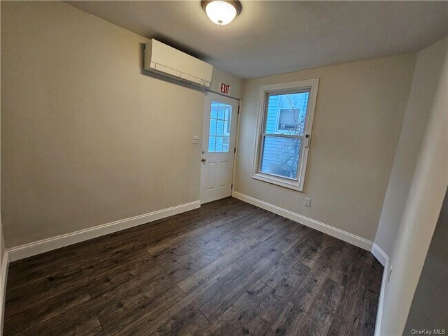 Building Photo - 182 Ashford Ave