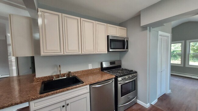 Building Photo - 537 Holly Village Ln