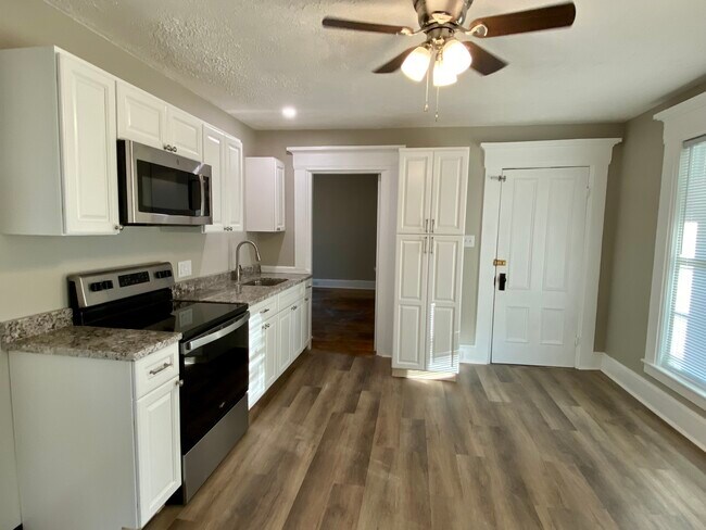 Segundo dormitorio y entrada a la segunda unidad desde la cocina. - 193 Pearl St