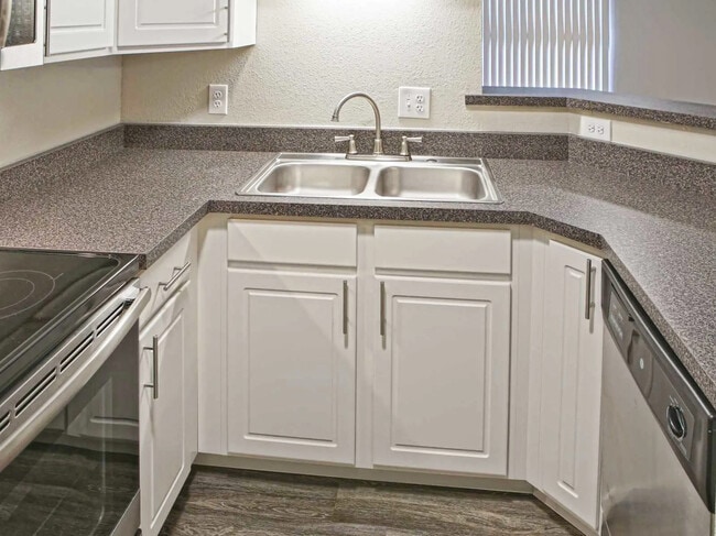 Building Photo - Commons