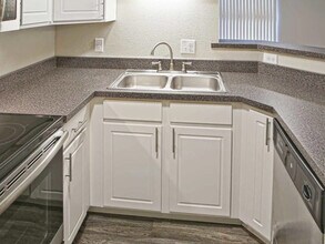 Building Photo - Commons