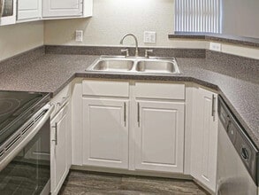 Building Photo - Commons