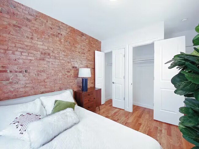 Foto del edificio - Furnished room/NOT APARTMENT