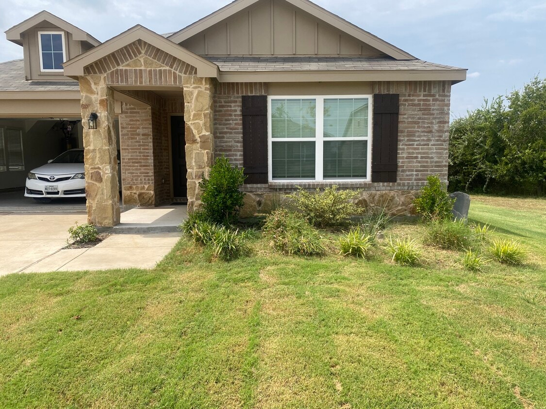 Front House View 1 - 1708 Village Creek Ln