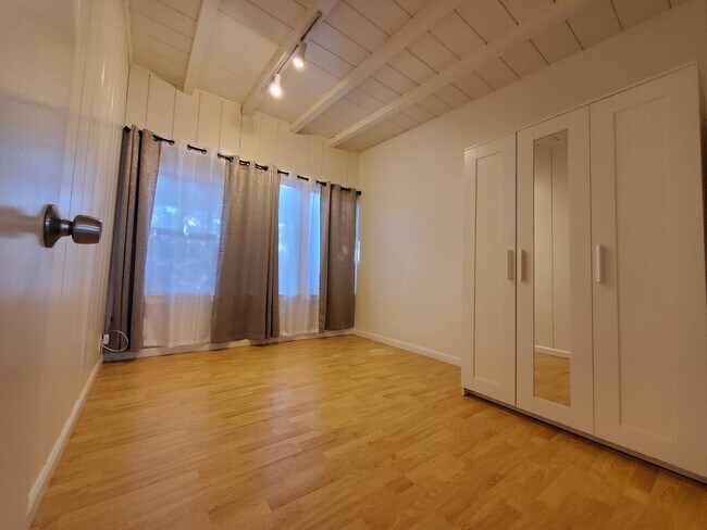 Building Photo - 1158 Hollenbeck Ave