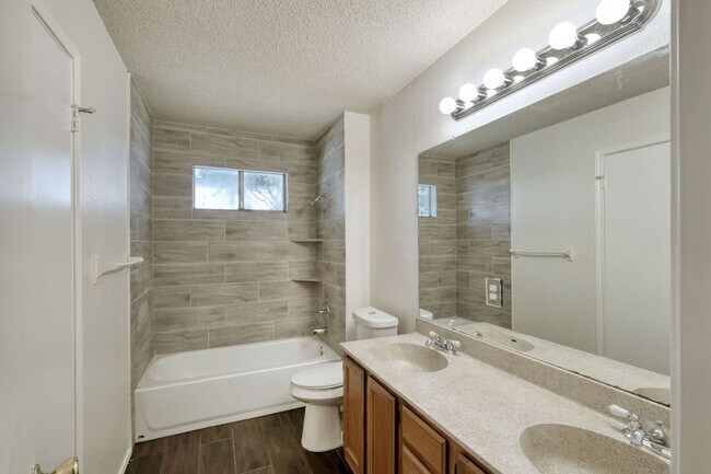 Foto del edificio - 1304 Garden Path Dr