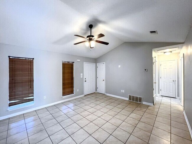 Foto del edificio - 1821 Central Trails Dr