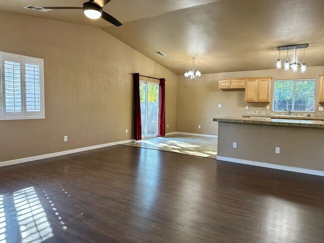 Foto del edificio - Anderson, CA | Charming Corner-Lot Home | ...