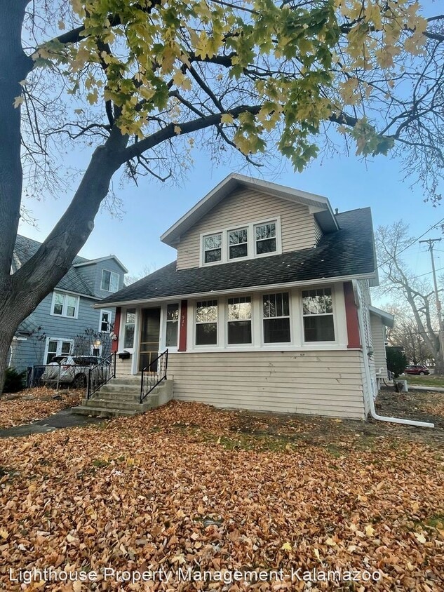 4 br, 1.5 bath House 921 Lane Blvd House Rental in Kalamazoo, MI
