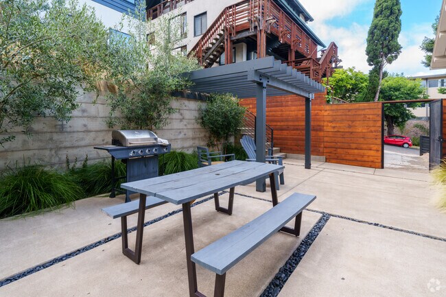 Patio - 2335 Warring