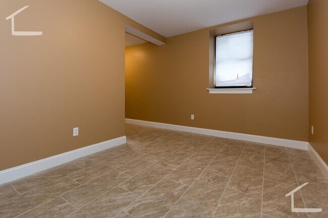 Building Photo - 5 Bedroom