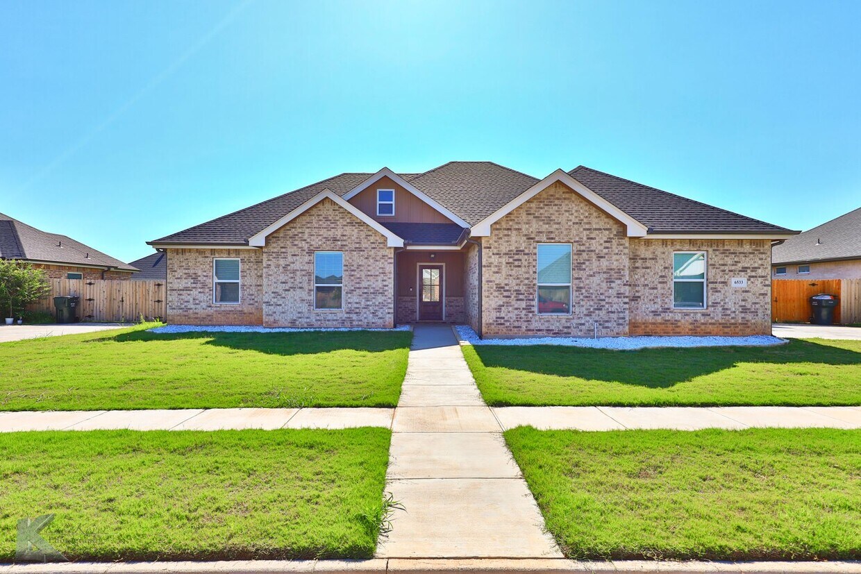 Primary Photo - 4 bedroom, EXECUTIVE RENTAL!