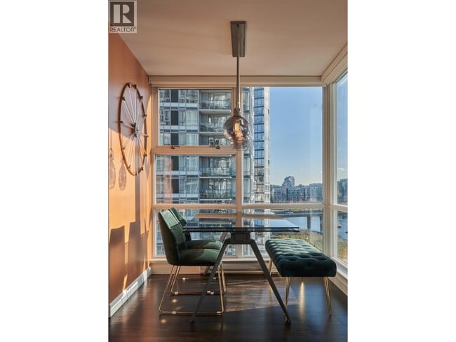 Building Photo - 1077 Marinaside Crescent