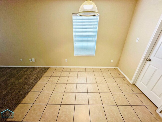 Building Photo - Looking for space, comfort, and convenienc...